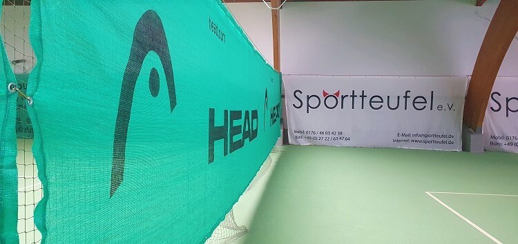 Ansicht entlang des Sichtschutzes auf Platz 1 Tennishalle Milstenau