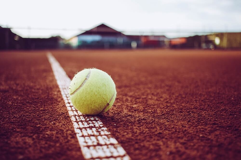 Tennisball auf Sandplatz