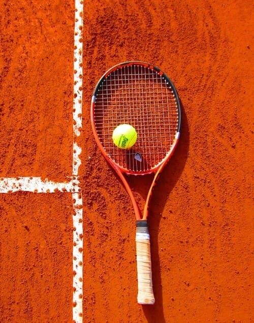 Tennisschläger auf Sandplatz